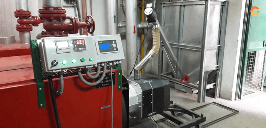 Caldera industrial equipada con quemador automático de pellets y panel de control digital para calefacción industrial